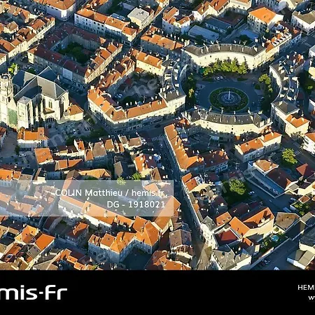 Au Calme Des Remparts. Проживание в семье Туль