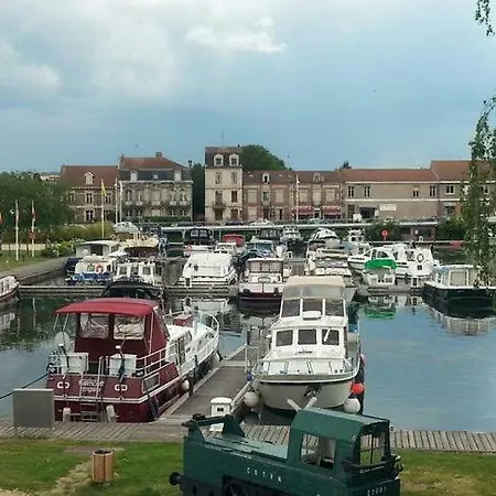 Au Calme Des Remparts. Проживание в семье *